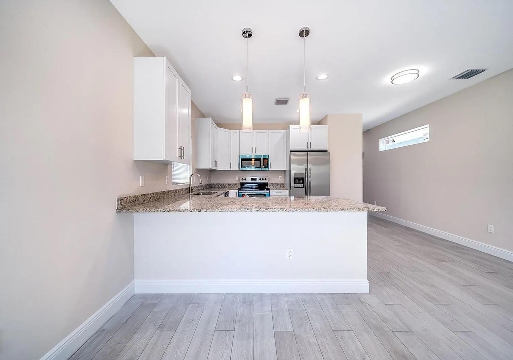 2714 Nokomis Avenue - Photo 2
