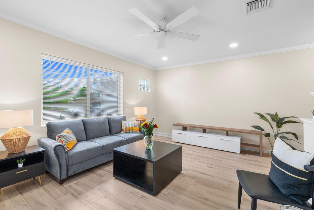 1541 Ne 15th Avenue - Photo 3