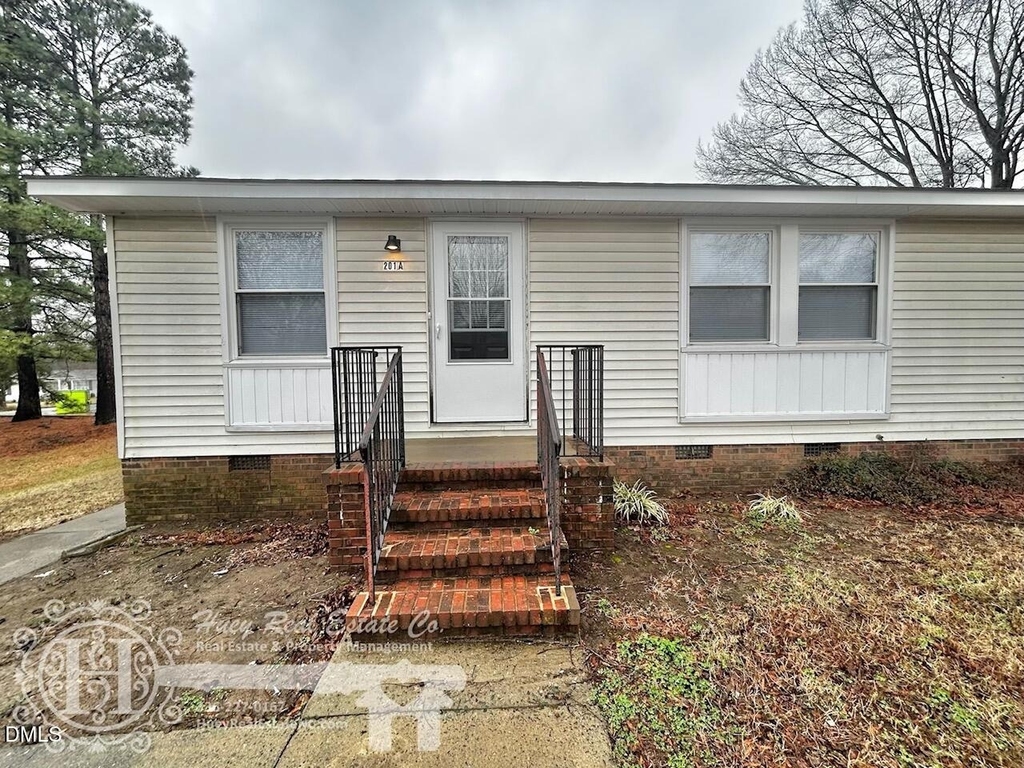 201 E Gilbreath Street - Photo 1