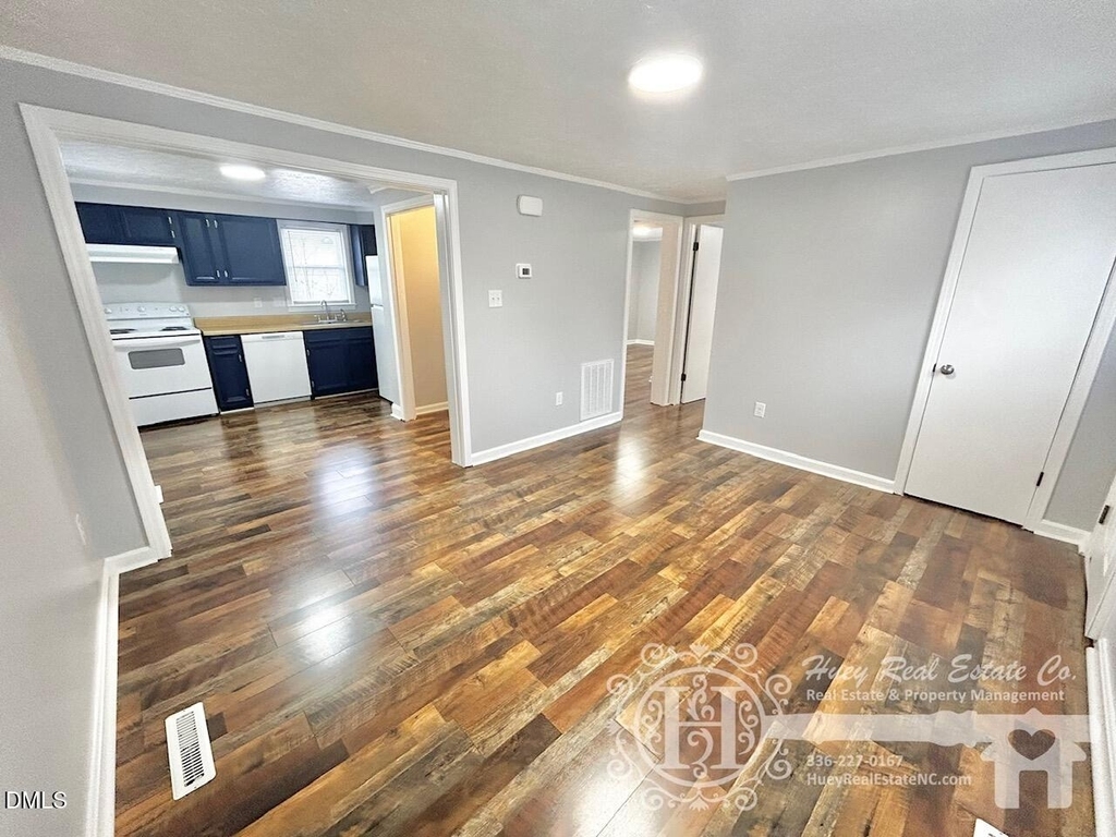 201 E Gilbreath Street - Photo 2