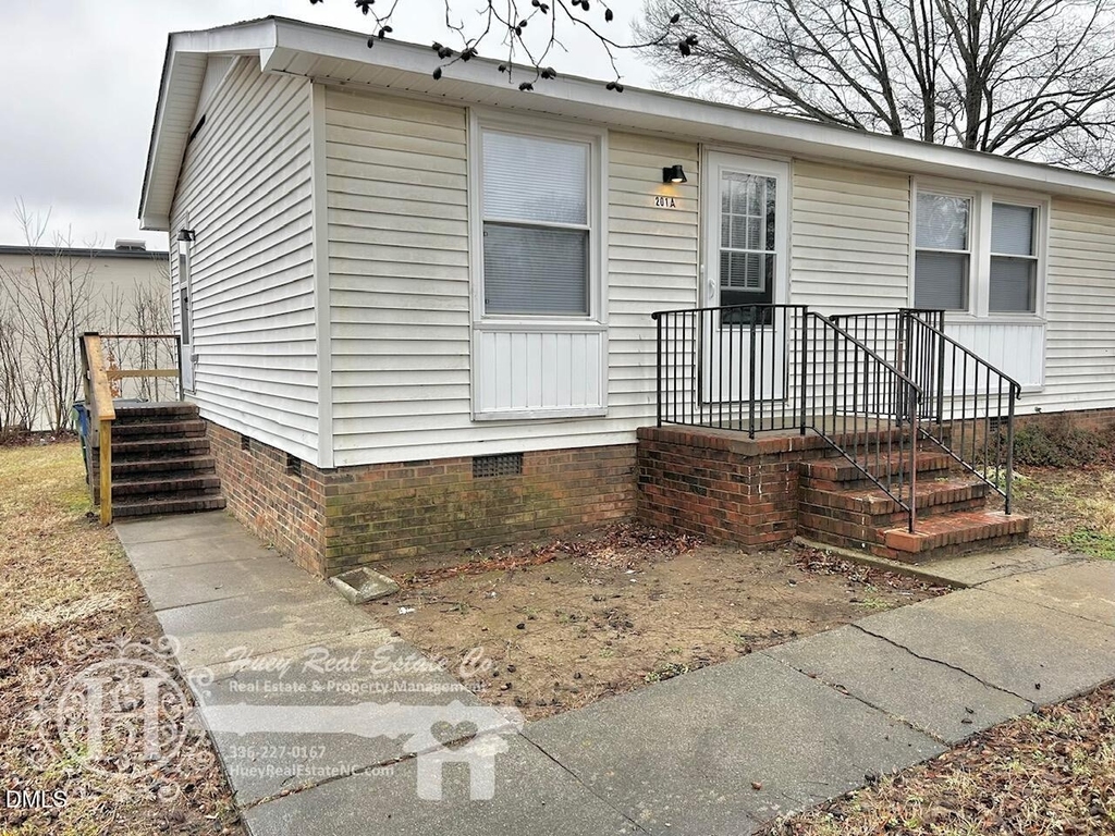 201 E Gilbreath Street - Photo 0