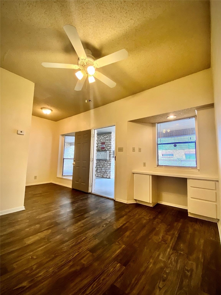 2604 Salado St - Photo 0