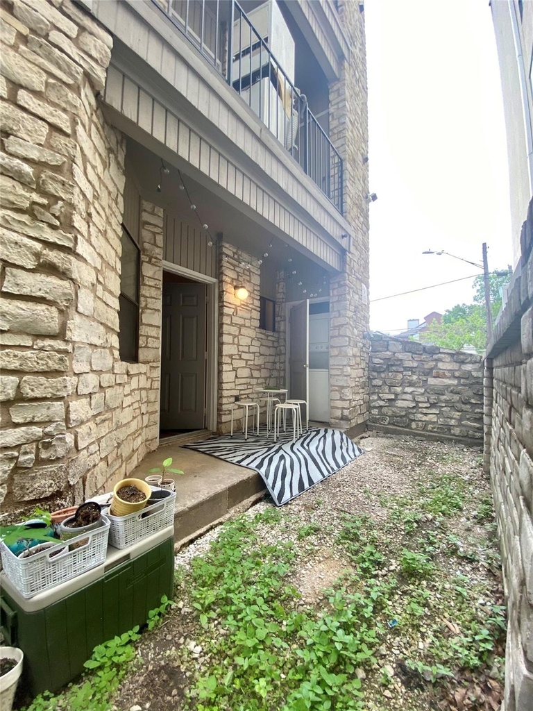2604 Salado St - Photo 7