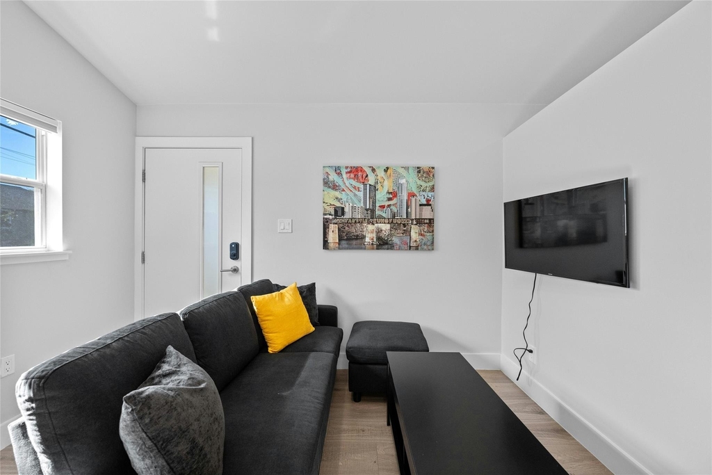 2201 Leon St - Photo 6