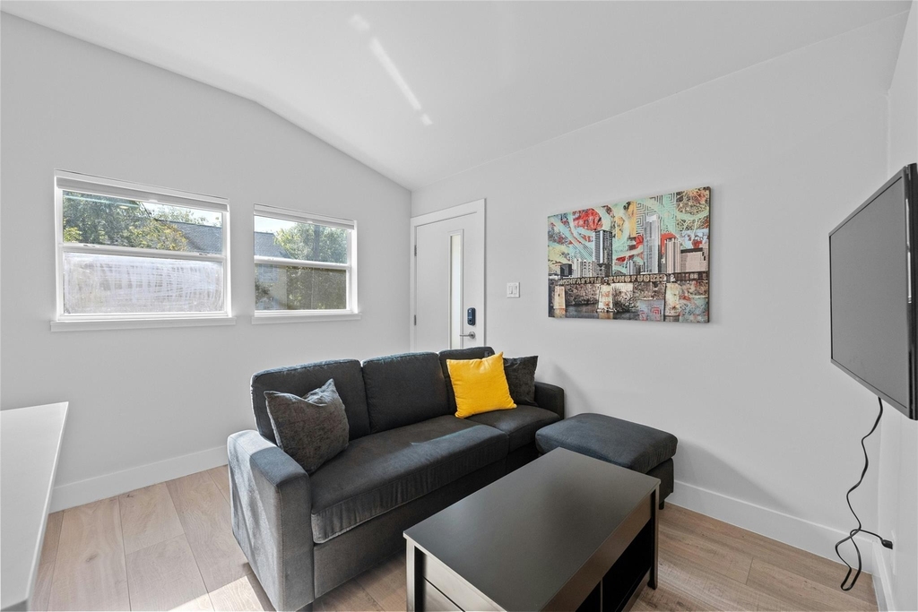 2201 Leon St - Photo 9