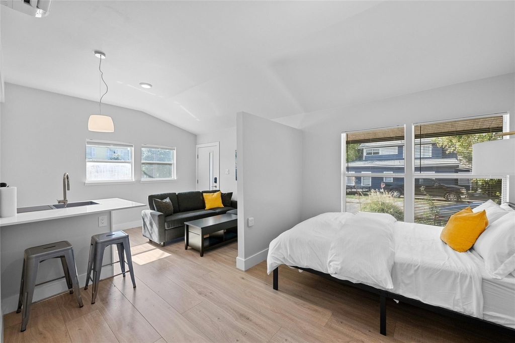 2201 Leon St - Photo 16