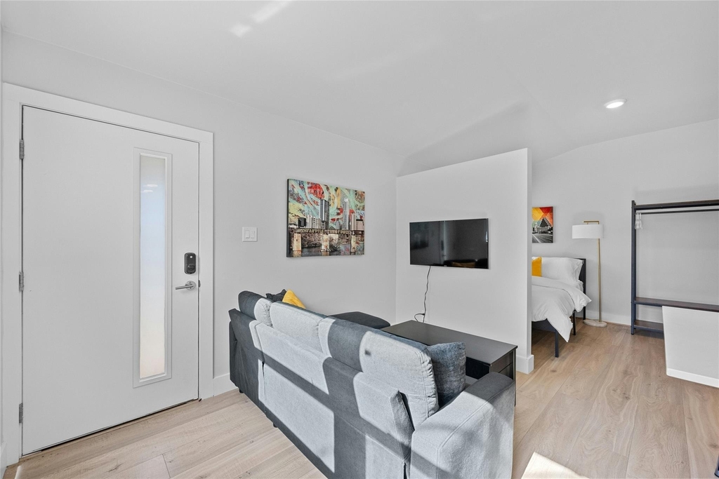 2201 Leon St - Photo 5