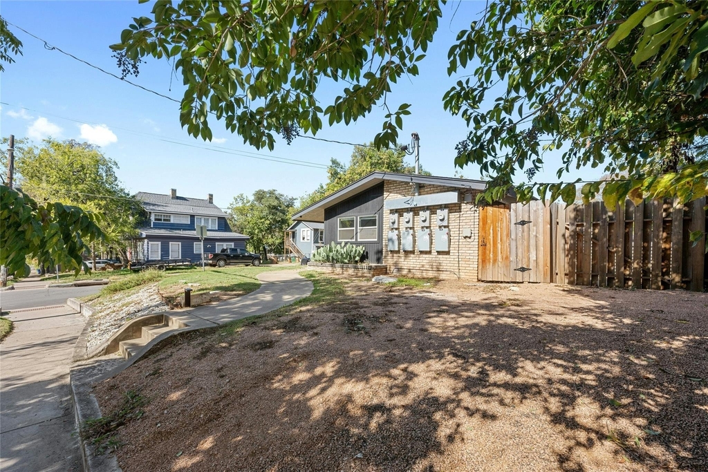 2201 Leon St - Photo 23