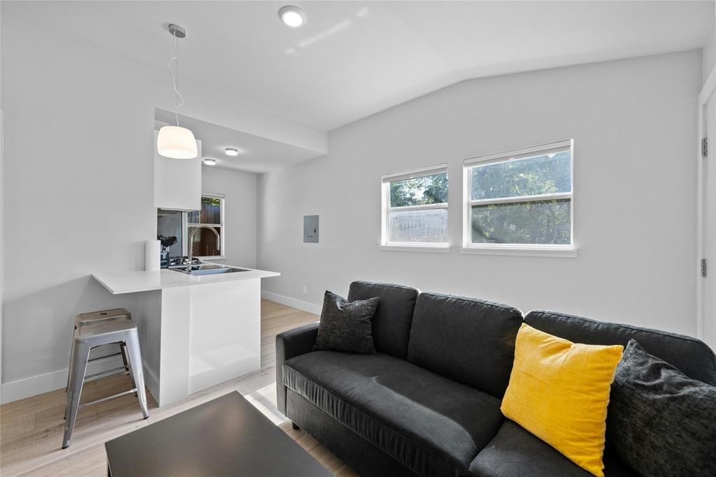 2201 Leon St - Photo 7