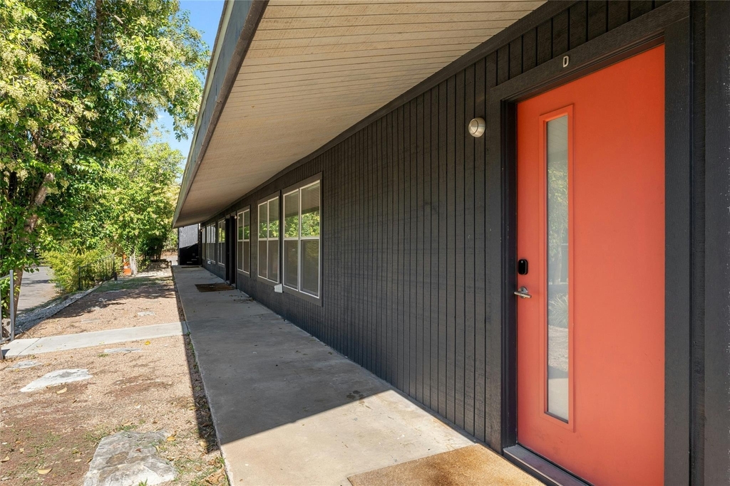 2201 Leon St - Photo 2
