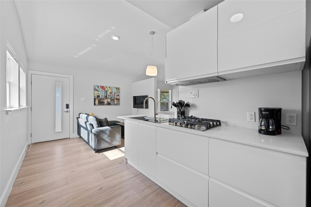 2201 Leon St - Photo 11
