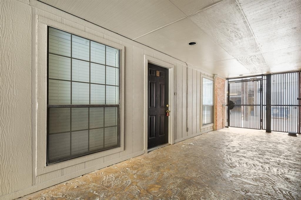 2401 Leon St - Photo 15