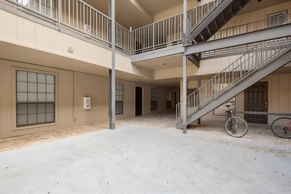 2401 Leon St - Photo 16