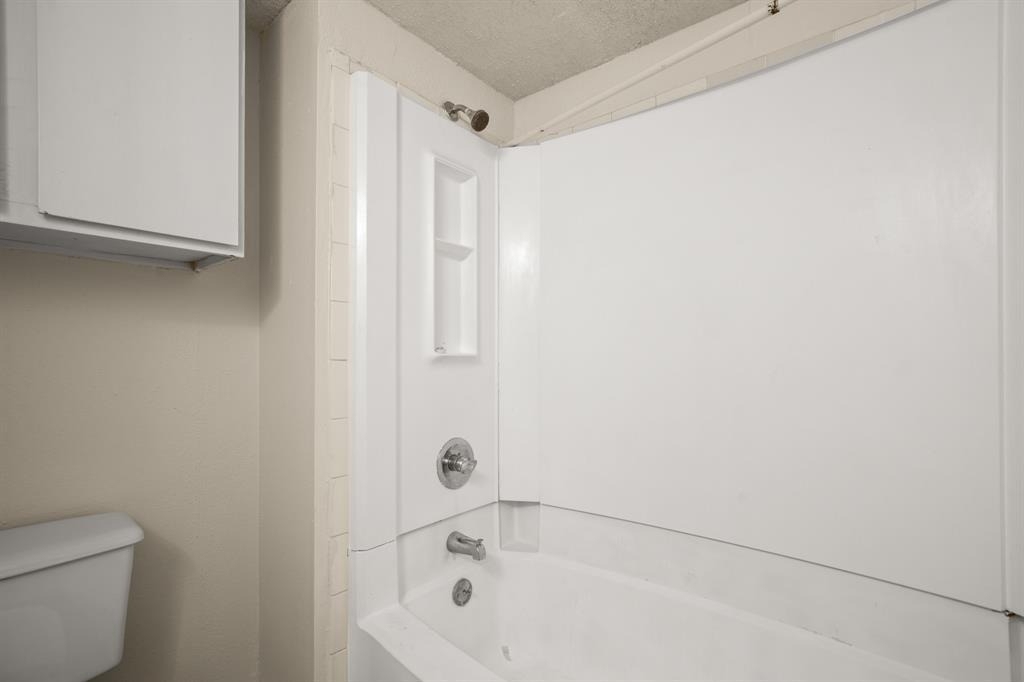 2401 Leon St - Photo 14