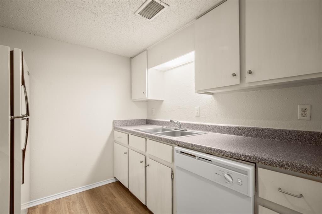 2401 Leon St - Photo 5