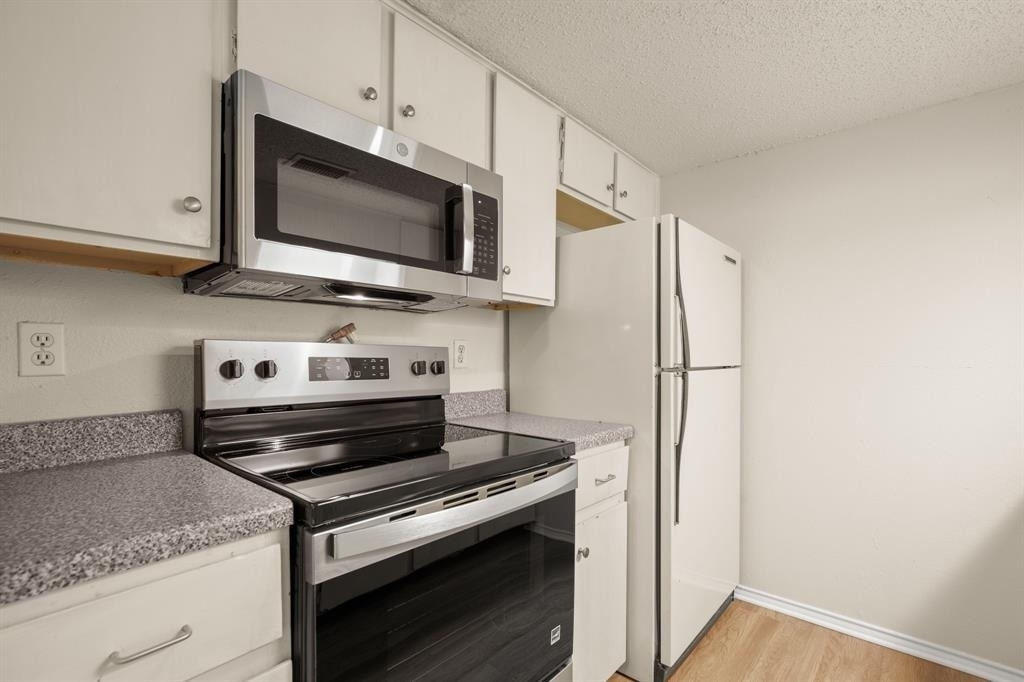 2401 Leon St - Photo 4