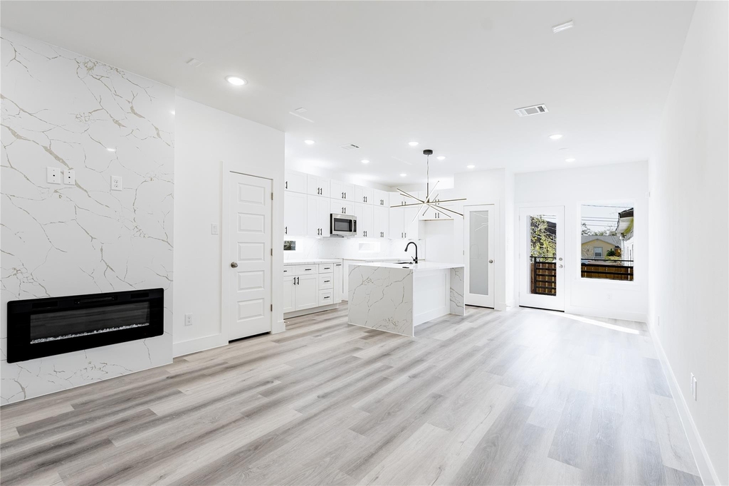 610 E 41st Street - Photo 7