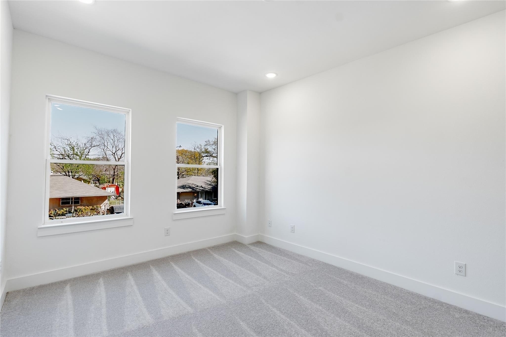 610 E 41st Street - Photo 11