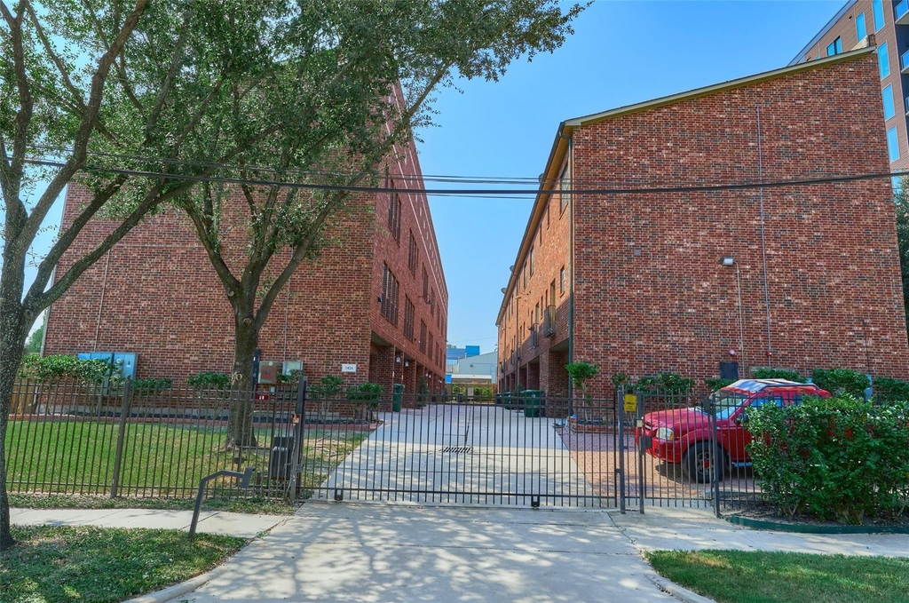 2422 Navigation Boulevard - Photo 1