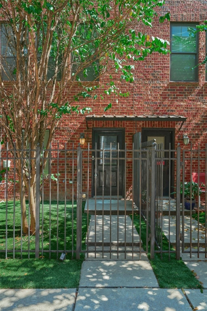 2422 Navigation Boulevard - Photo 0