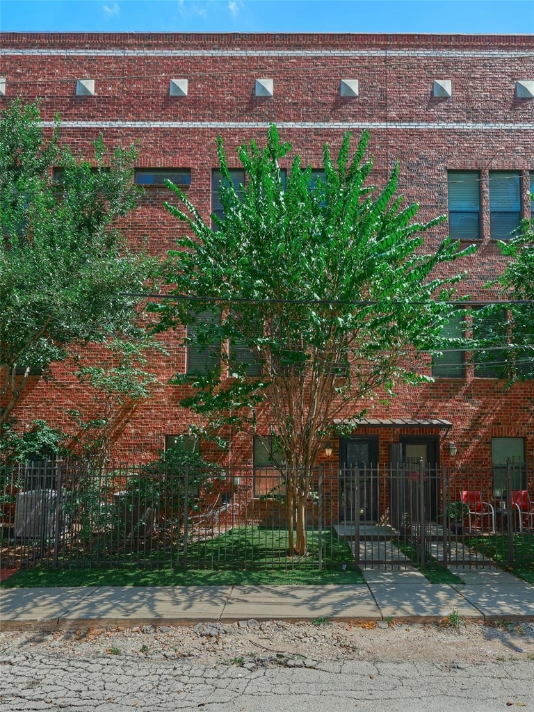 2422 Navigation Boulevard - Photo 2