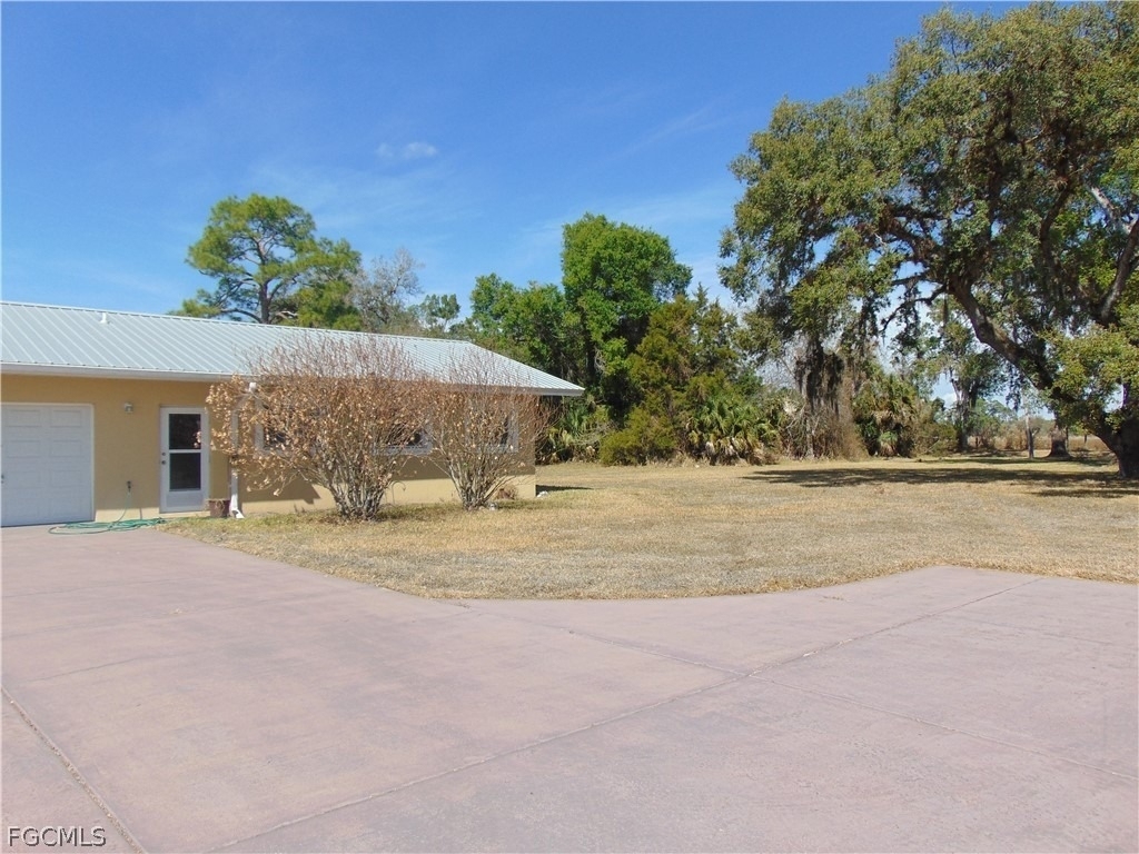 1092 Riverbend Drive - Photo 2