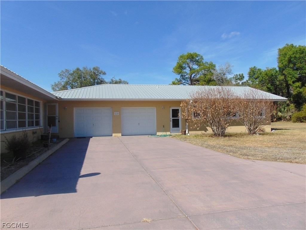 1092 Riverbend Drive - Photo 3
