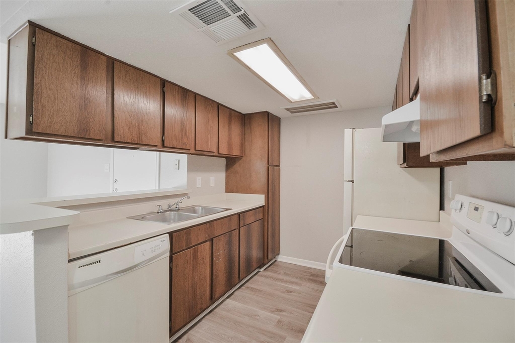 12905 Woodforest Boulevard - Photo 4