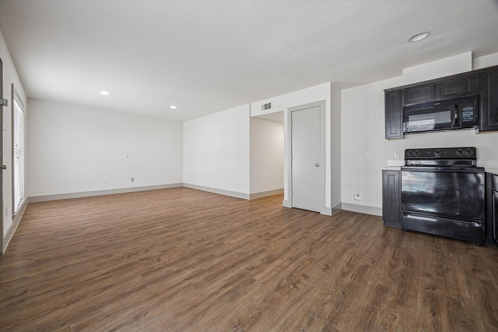 4300 Rosslyn Road - Photo 2