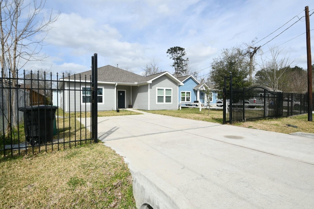 5817 Gaston Street - Photo 3
