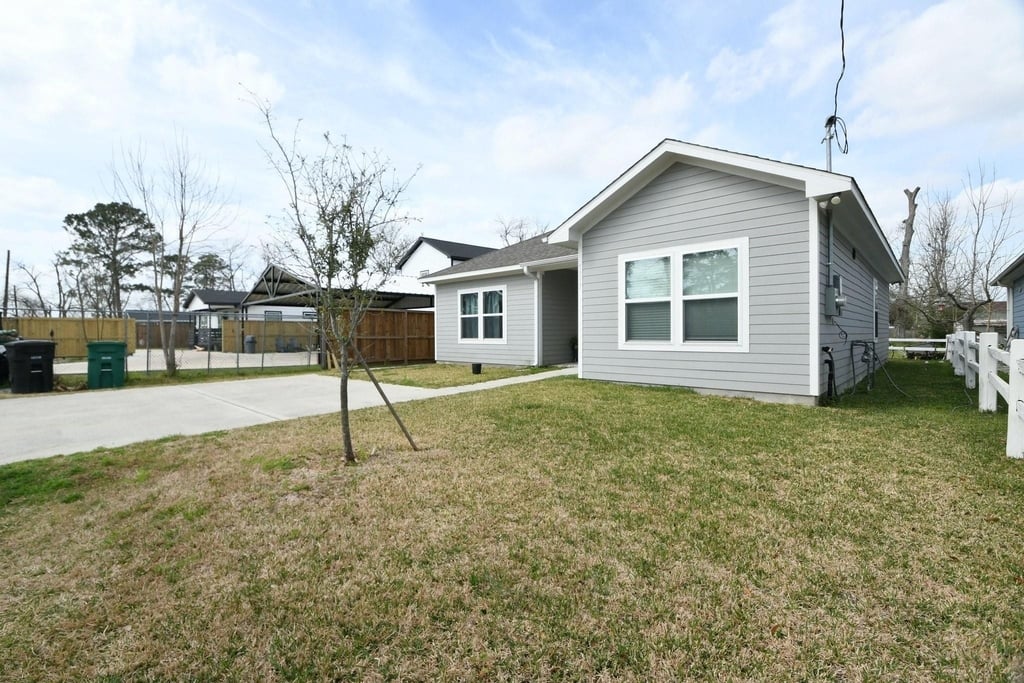 5817 Gaston Street - Photo 2