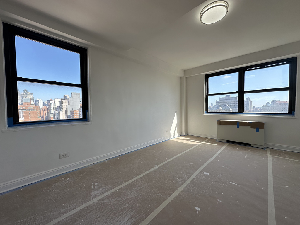 East 16th Street - Photo 0
