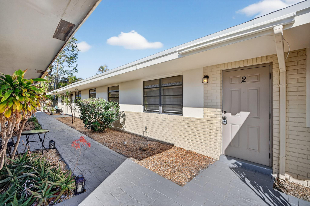 2500 Sw 18th Terrace - Photo 2