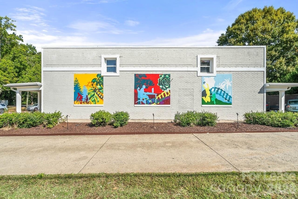 604 E Iredell Avenue - Photo 1