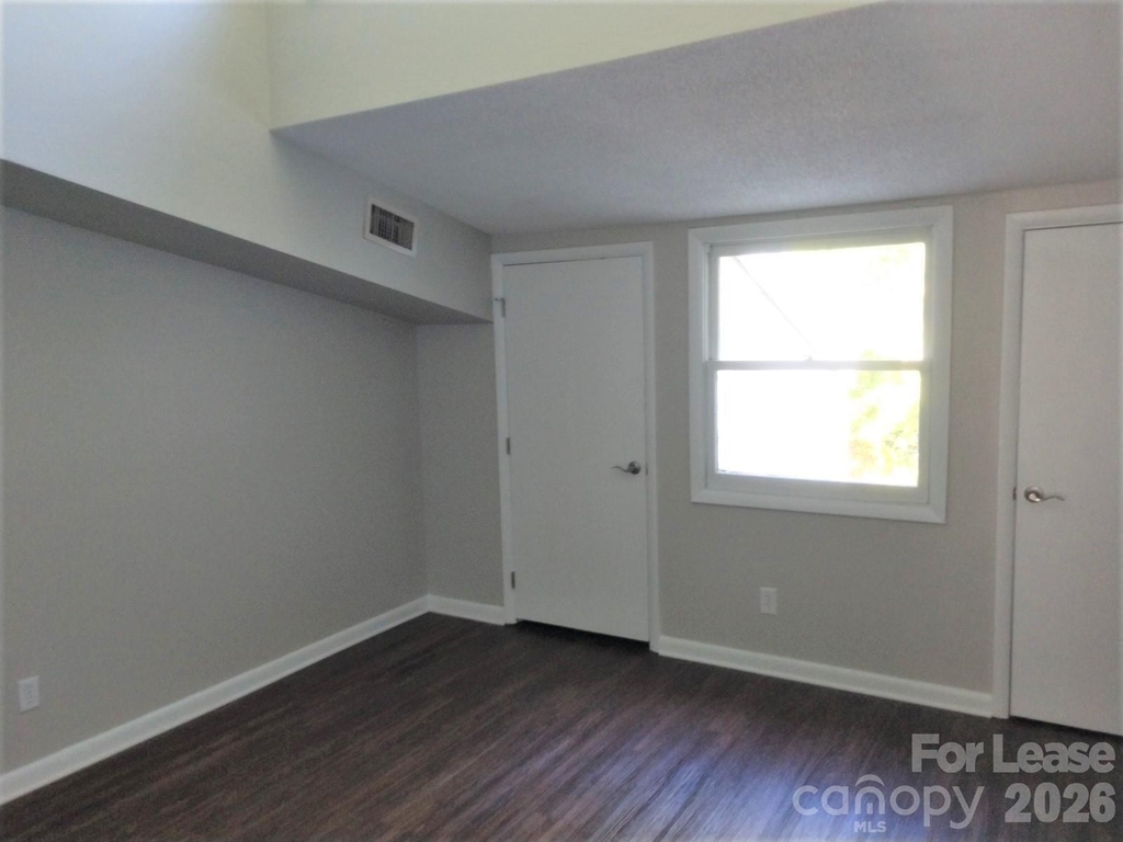 604 E Iredell Avenue - Photo 2