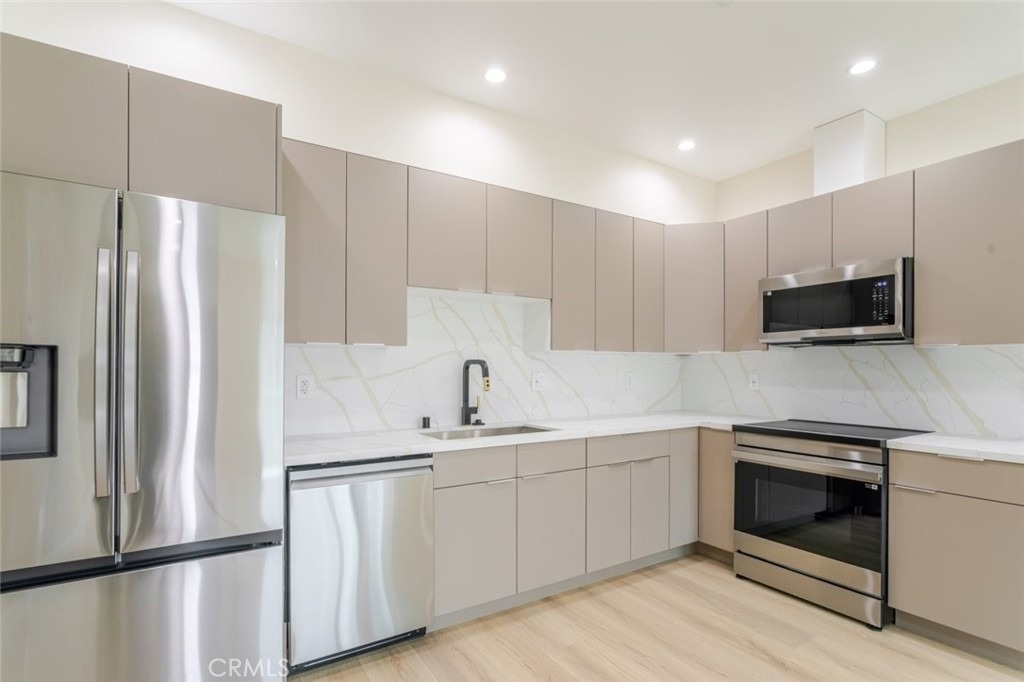 11112 1/2 Emelita Street - Photo 3