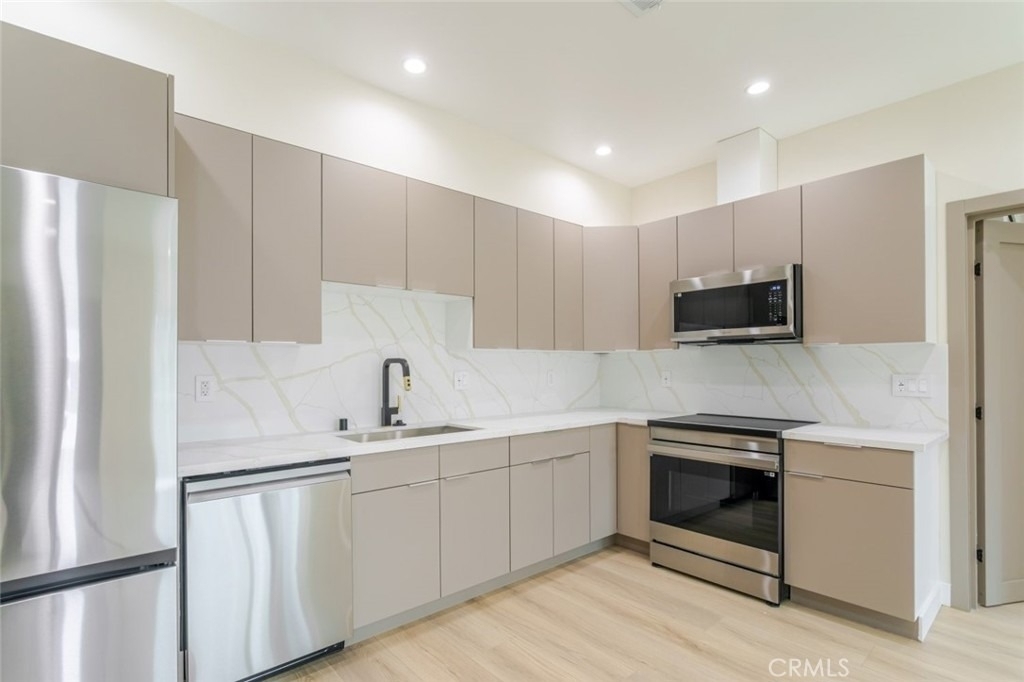 11120 Emelita Street - Photo 4
