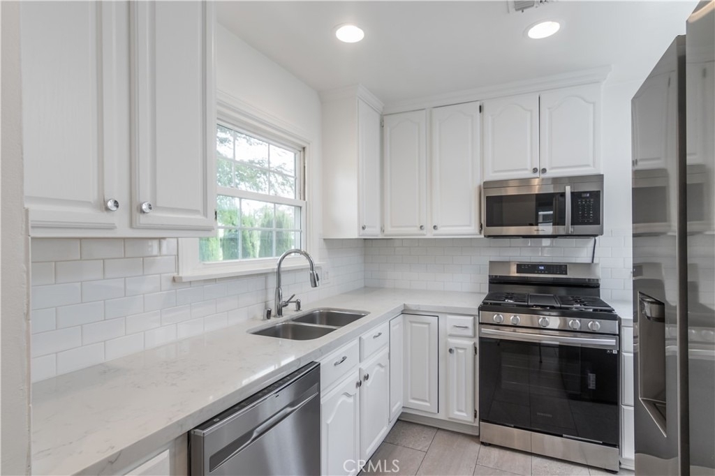 8129 Darby Avenue - Photo 10