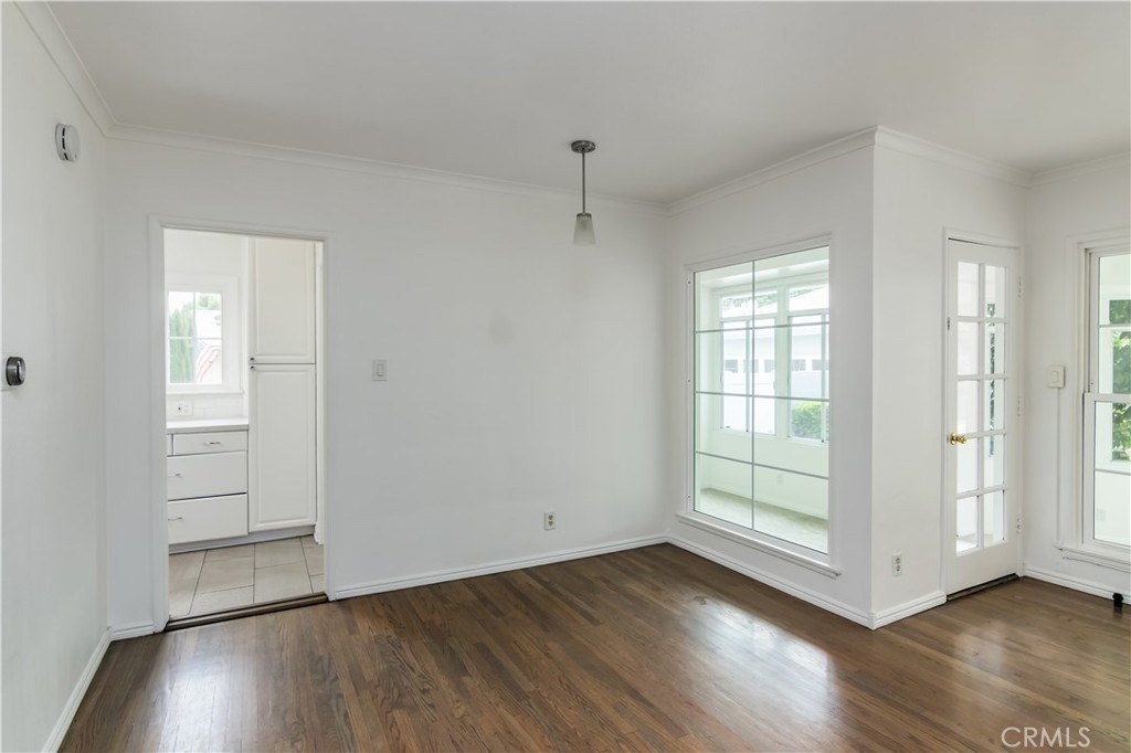 8129 Darby Avenue - Photo 6