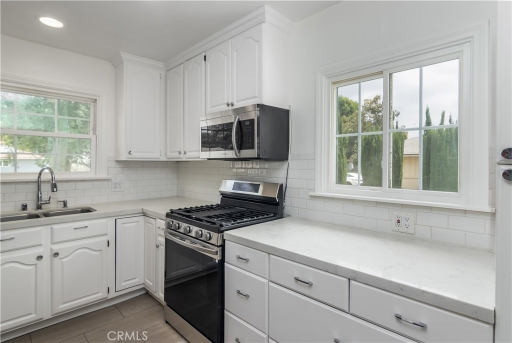 8129 Darby Avenue - Photo 12