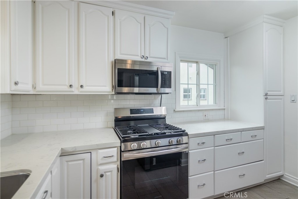 8129 Darby Avenue - Photo 11