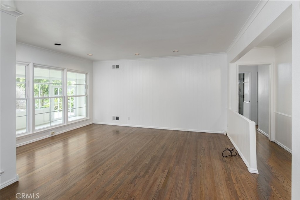 8129 Darby Avenue - Photo 7