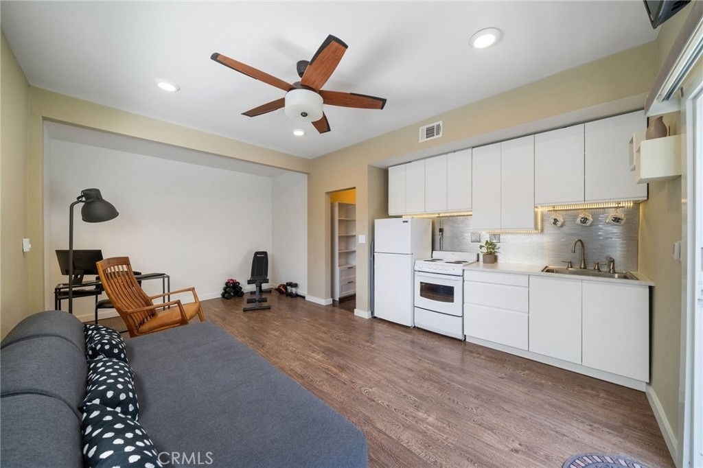 215 Monterey - Photo 2