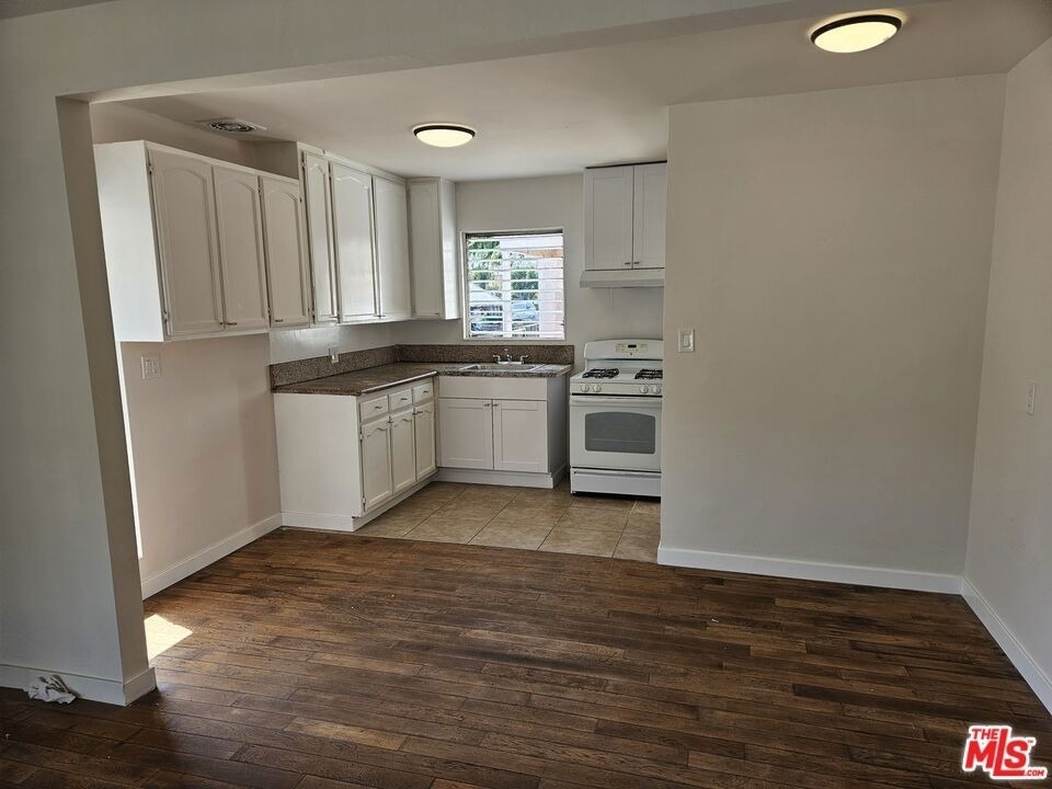 263 E 84th Place - Photo 5