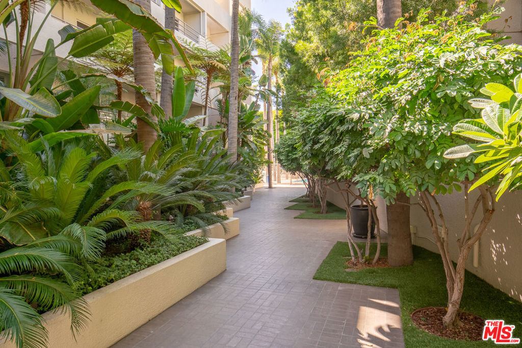 1131 Alta Loma Road - Photo 22