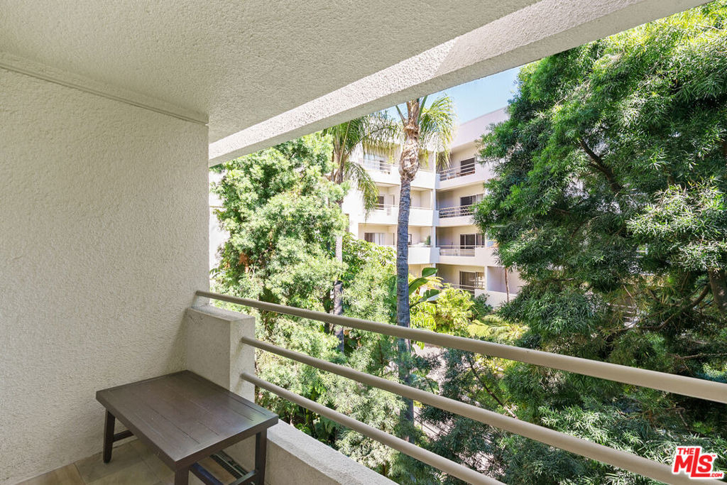 1131 Alta Loma Road - Photo 15