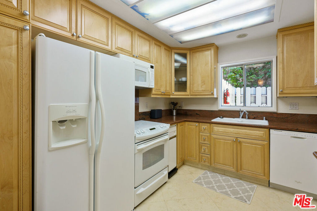 1131 Alta Loma Road - Photo 9
