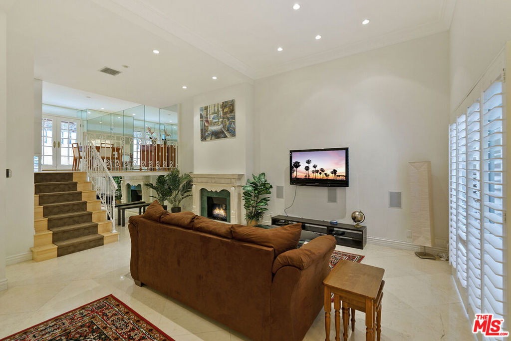 1131 Alta Loma Road - Photo 4