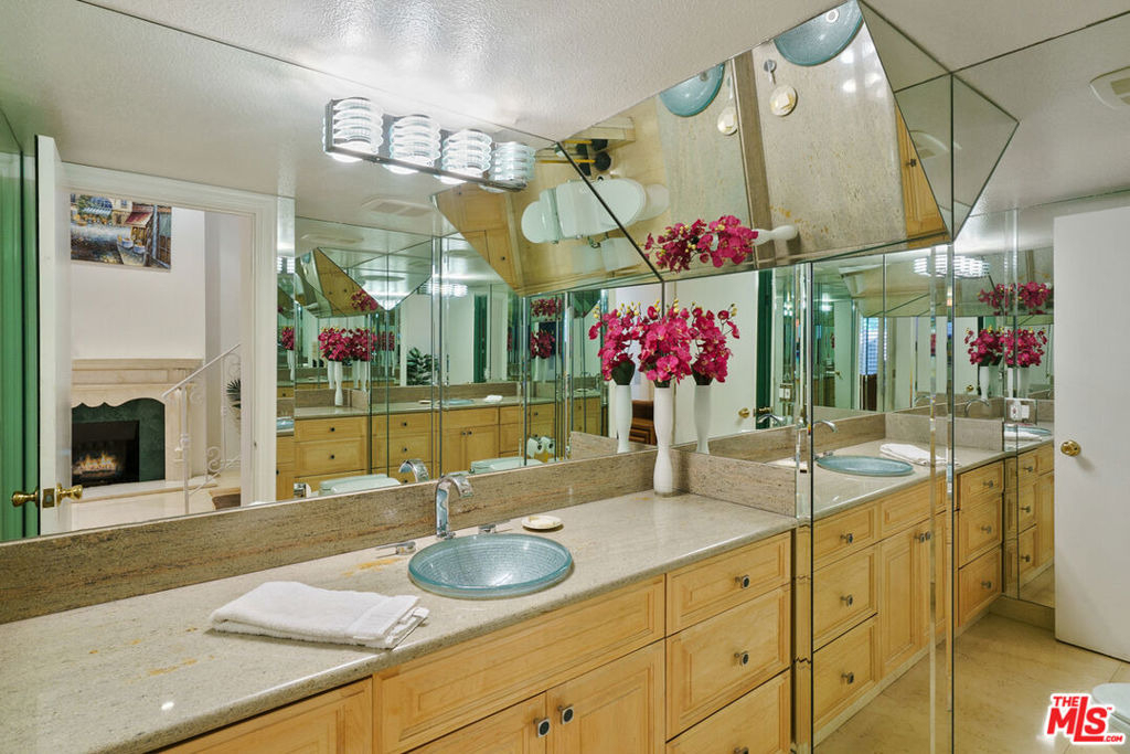 1131 Alta Loma Road - Photo 12