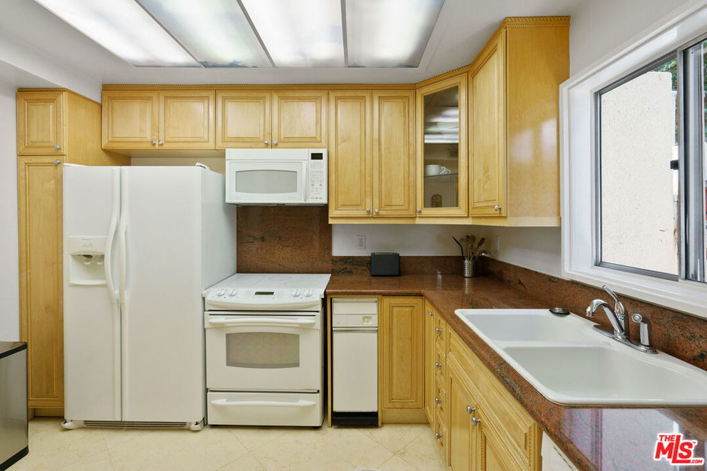 1131 Alta Loma Road - Photo 10